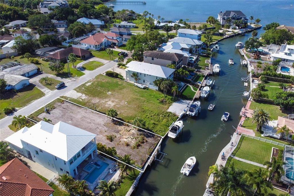 5. Single Family Homes for Sale at 7746 HOLIDAY DRIVE Sarasota, Florida 34231 United States