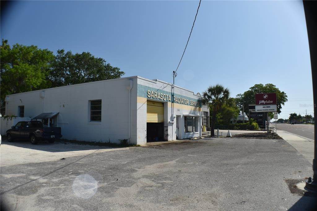 9. Commercial for Sale at 2043 BEE RIDGE ROAD Sarasota, Florida 34239 United States