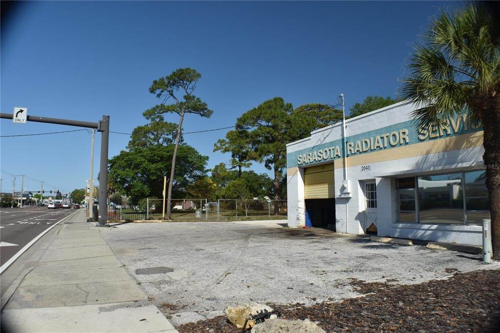 4. Commercial for Sale at 2043 BEE RIDGE ROAD Sarasota, Florida 34239 United States