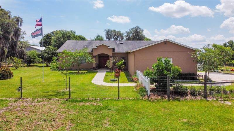 Single Family Homes für Verkauf beim 22550 CAROLYN LANE Astatula, Florida 34705 Vereinigte Staaten