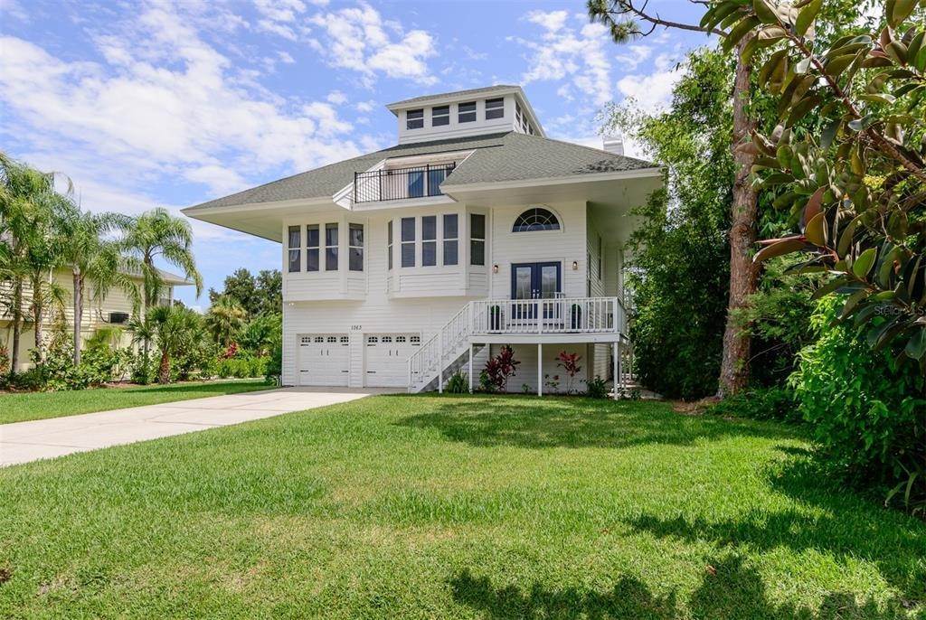 Single Family Homes voor Verkoop op 1063 POINT SEASIDE DRIVE Crystal Beach, Florida 34681 Verenigde Staten