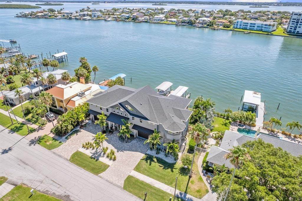 Single Family Homes pour l Vente à 781 BAY ESPLANADE Clearwater, Floride 33767 États-Unis