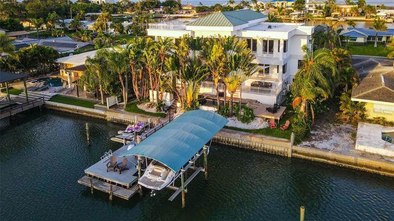 Single Family Homes для того Продажа на 42 MIDWAY ISLAND Clearwater, Флорида 33767 Соединенные Штаты