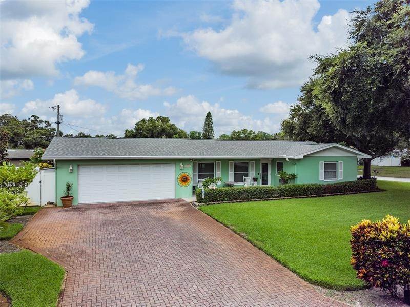 Single Family Homes för Försäljning vid 2354 LANAI AVENUE Belleair Bluffs, Florida 33770 Förenta staterna