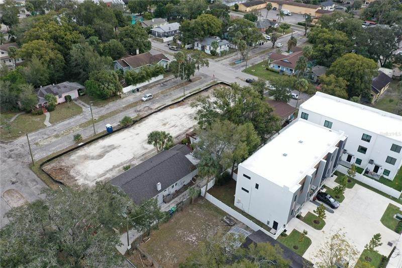 17. Single Family Homes for Sale at 2702 N WOODROW AVENUE 1 Tampa, Florida 33602 United States
