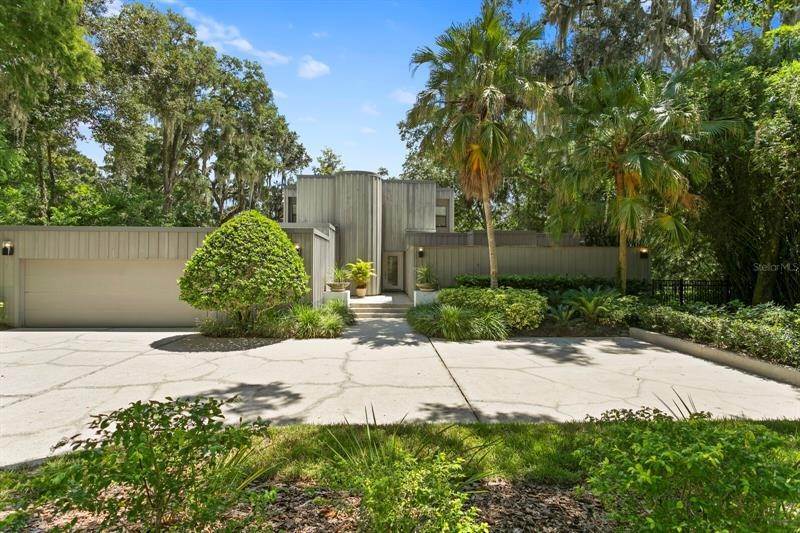 Single Family Homes pour l Vente à 1311 N RIVERHILLS DRIVE Temple Terrace, Floride 33617 États-Unis