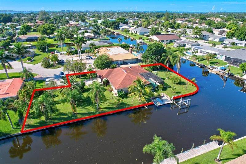 3. Single Family Homes for Sale at 1402 VENDOME COURT Cape Coral, Florida 33904 United States