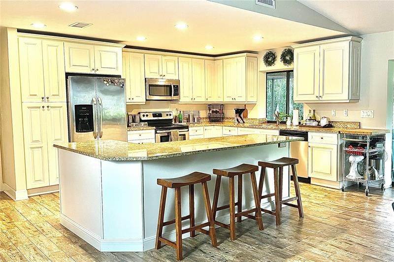 16. Single Family Homes for Sale at 4228 DRYDEN CIRCLE Sarasota, Florida 34241 United States