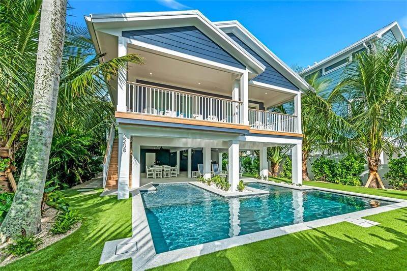 Single Family Homes voor Verkoop op 2208 AVENUE A Bradenton Beach, Florida 34217 Verenigde Staten