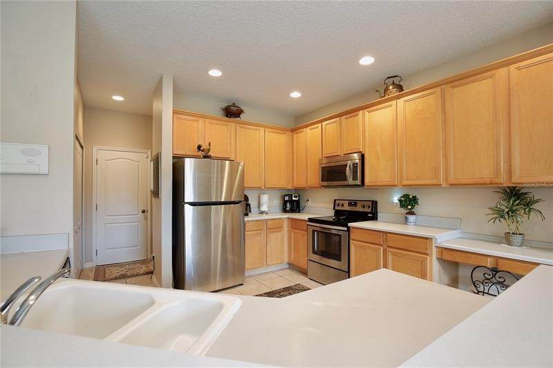 13. Single Family Homes for Sale at 2140 CASCADES COVE DRIVE Orlando, Florida 32820 United States