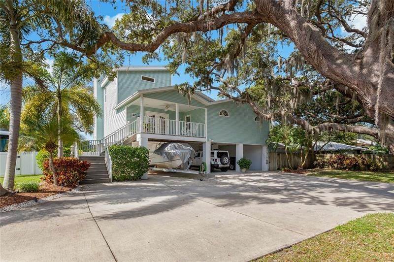 Single Family Homes pour l Vente à 405 CHARLESTON AVENUE Crystal Beach, Floride 34681 États-Unis