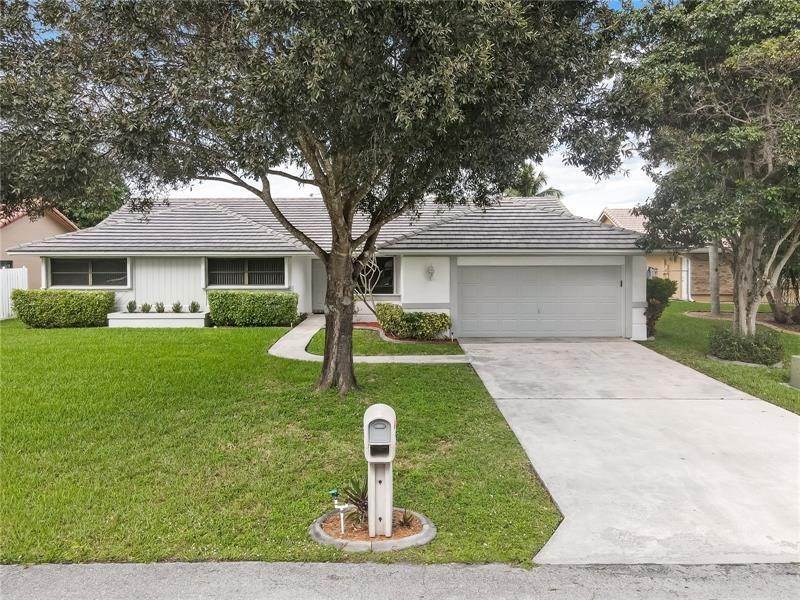 Single Family Homes voor Verkoop op 15021 W TETHERCLIFT STREET Davie, Florida 33331 Verenigde Staten