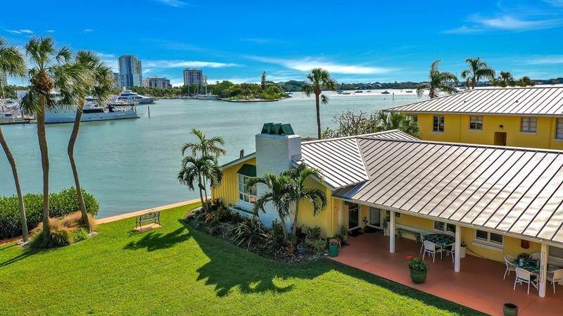 1. Single Family Homes for Sale at 590 Golden Gate POINT 10 Sarasota, Florida 34236 United States