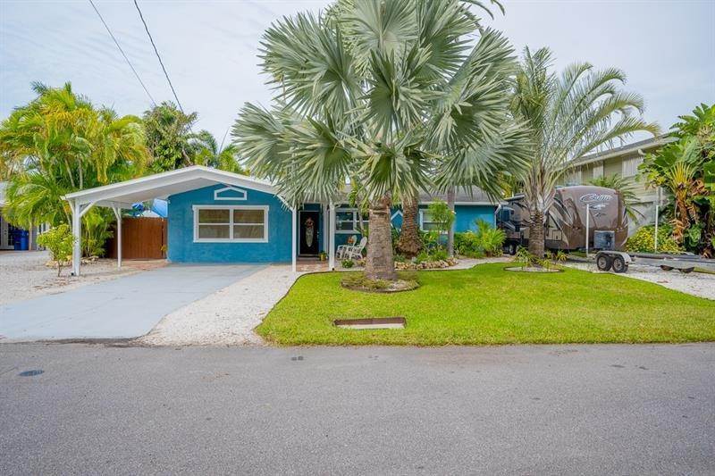 Single Family Homes para Venda às 90 LORRAINE STREET Crystal Beach, Florida 34681 Estados Unidos