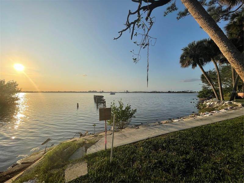 8. Single Family Homes for Sale at 327 S TROPICAL TRAIL Merritt Island, Florida 32952 United States