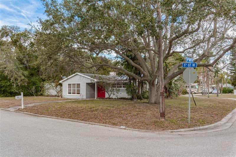 11. Single Family Homes for Sale at 1902 5TH STREET Palmetto, Florida 34221 United States