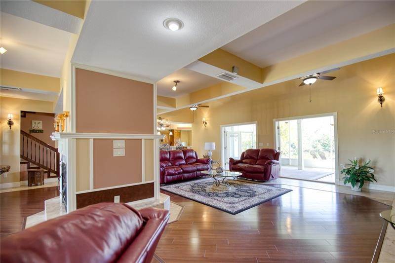 12. Single Family Homes for Sale at 6 KIMBERLY DRIVE Venice, Florida 34293 United States