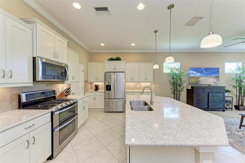 12. Single Family Homes for Sale at 10648 GLENCORSE TERRACE Bradenton, Florida 34211 United States