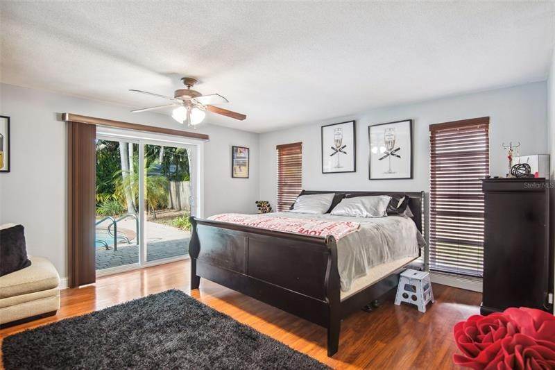 16. Single Family Homes for Sale at 1880 OAK FOREST DRIVE Clearwater, Florida 33759 United States