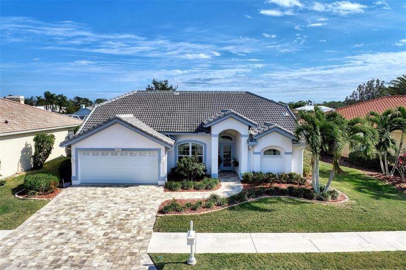 1. Single Family Homes for Sale at 8939 HUNTINGTON POINTE DRIVE Sarasota, Florida 34238 United States