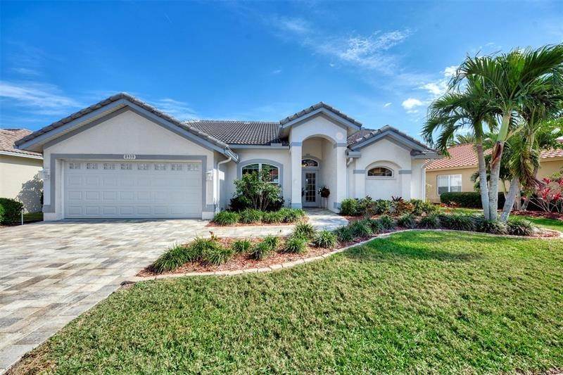 8. Single Family Homes for Sale at 8939 HUNTINGTON POINTE DRIVE Sarasota, Florida 34238 United States