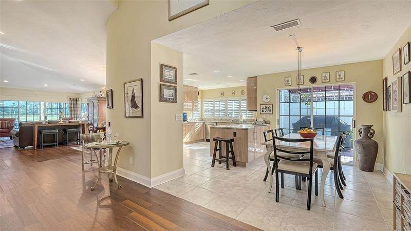 19. Single Family Homes for Sale at 3437 WINDING OAKS DRIVE 19 Longboat Key, Florida 34228 United States
