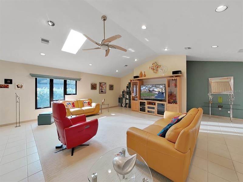 19. Single Family Homes for Sale at 10064 OAKS LANE Seminole, Florida 33772 United States