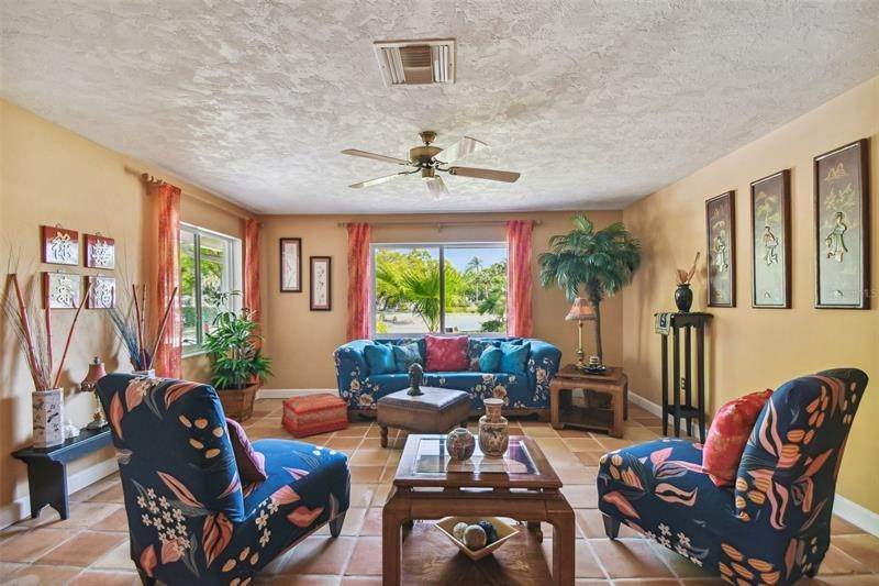 6. Single Family Homes for Sale at 90 S JEFFERSON AVENUE Sarasota, Florida 34237 United States