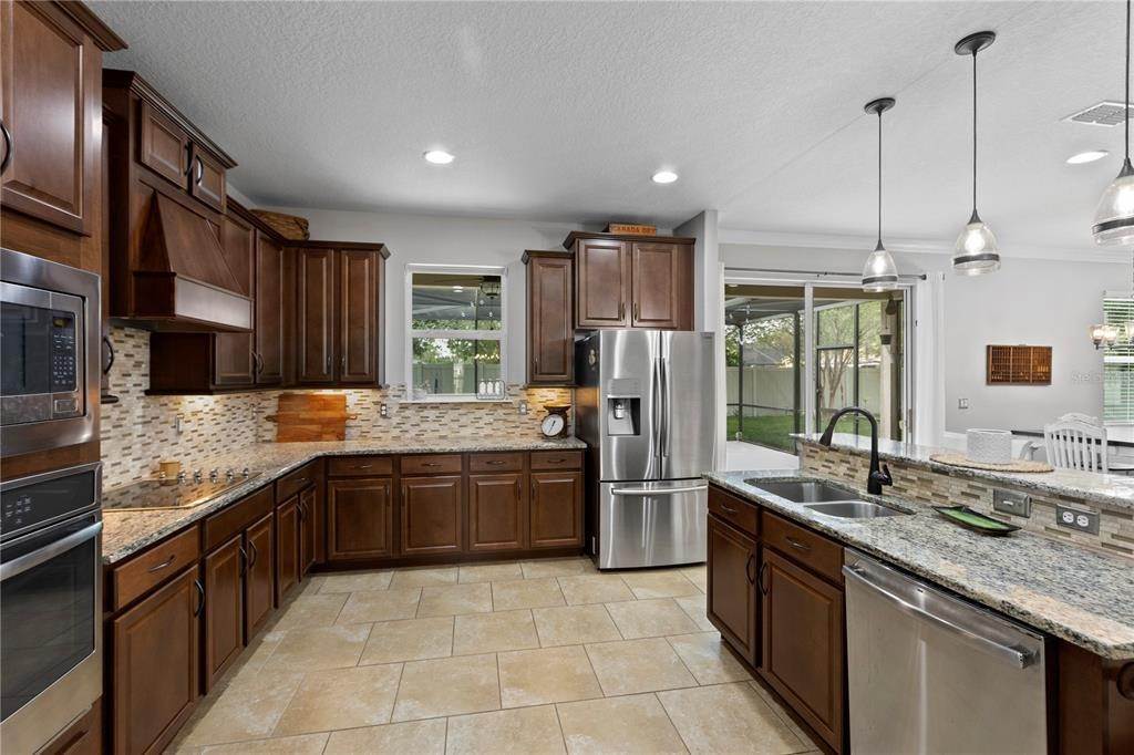 14. Single Family Homes for Sale at 627 LAKE COVE POINTE CIRCLE Winter Garden, Florida 34787 United States
