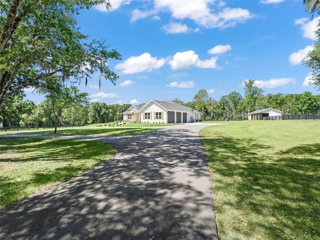 5. Single Family Homes for Sale at 4988 NW 101ST STREET ROAD Ocala, Florida 34482 United States