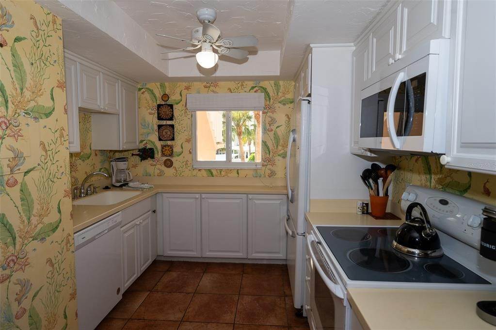 8. Single Family Homes for Sale at 711 BEACH ROAD 218 Sarasota, Florida 34242 United States