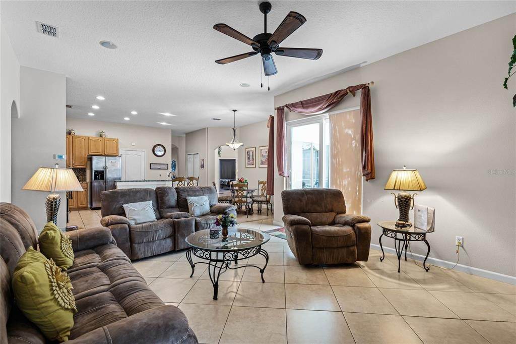 14. Single Family Homes for Sale at 528 BRIGHTON DRIVE Davenport, Florida 33897 United States