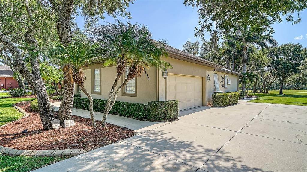 5. Single Family Homes for Sale at 1639 KINGSDOWN DRIVE Sarasota, Florida 34240 United States