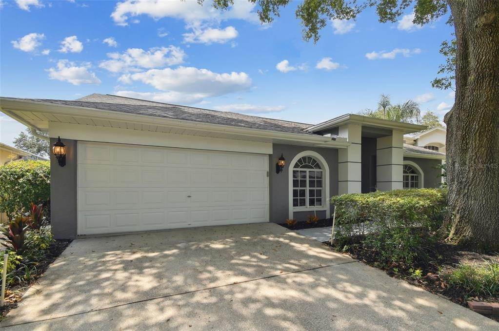 5. Single Family Homes for Sale at 9309 HAMPSHIRE PARK DRIVE Tampa, Florida 33647 United States