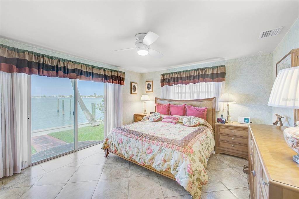 20. Single Family Homes for Sale at 1978 DOLPHIN BOULEVARD St. Petersburg, Florida 33707 United States