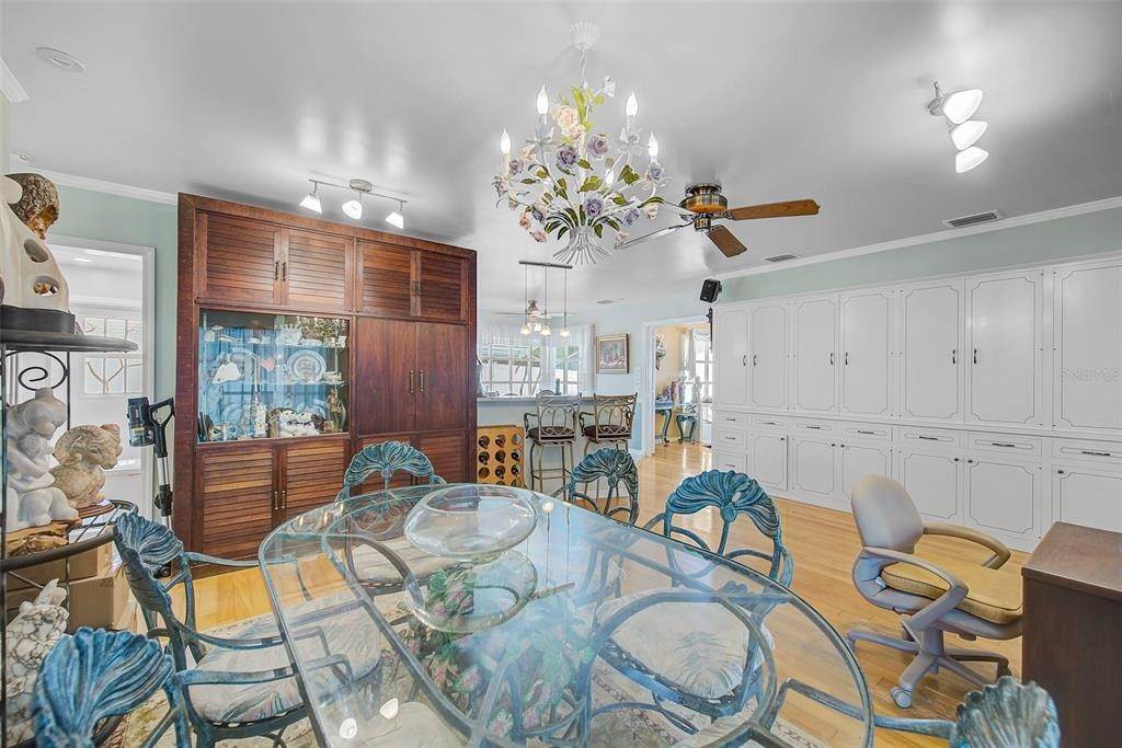 10. Single Family Homes for Sale at 1978 DOLPHIN BOULEVARD St. Petersburg, Florida 33707 United States