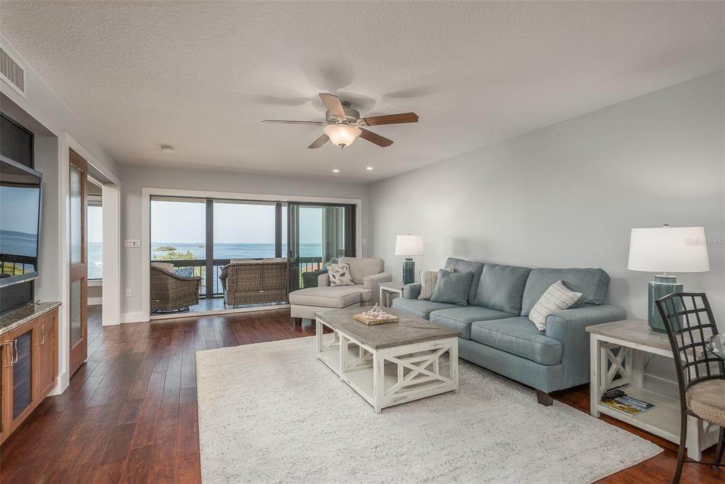 17. Single Family Homes for Sale at 1810 MARINER DRIVE 307 Tarpon Springs, Florida 34689 United States