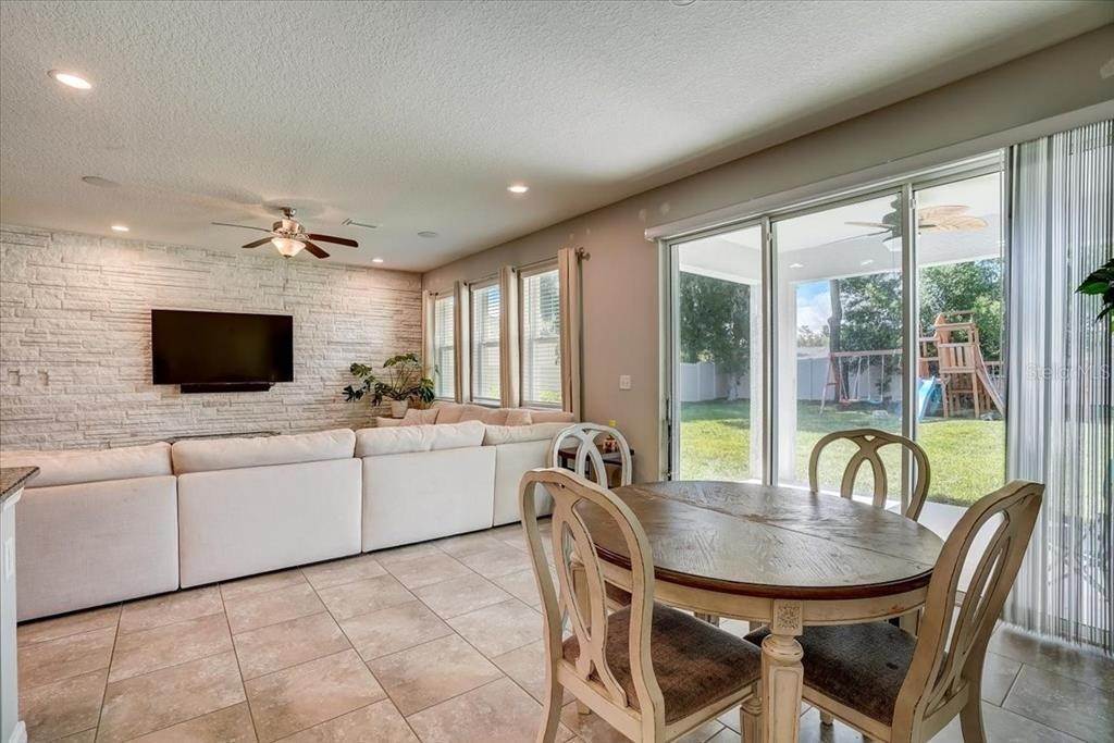 19. Single Family Homes for Sale at 110 CARLISLE CROSSING AVENUE Brandon, Florida 33511 United States