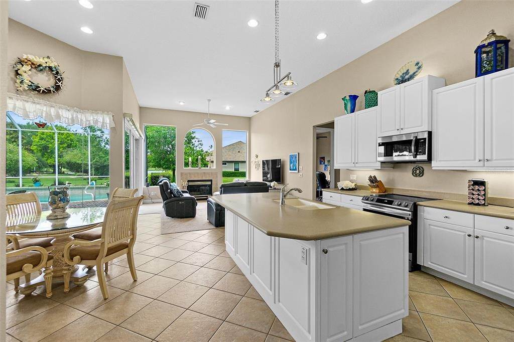 18. Single Family Homes for Sale at 1083 HAMPSTEAD LANE Ormond Beach, Florida 32174 United States