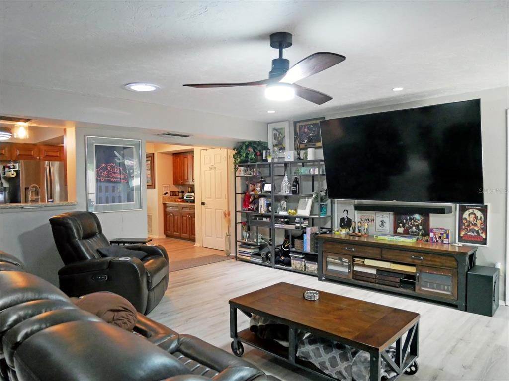 11. Single Family Homes for Sale at 8662 ORIOLE LANE Seminole, Florida 33777 United States