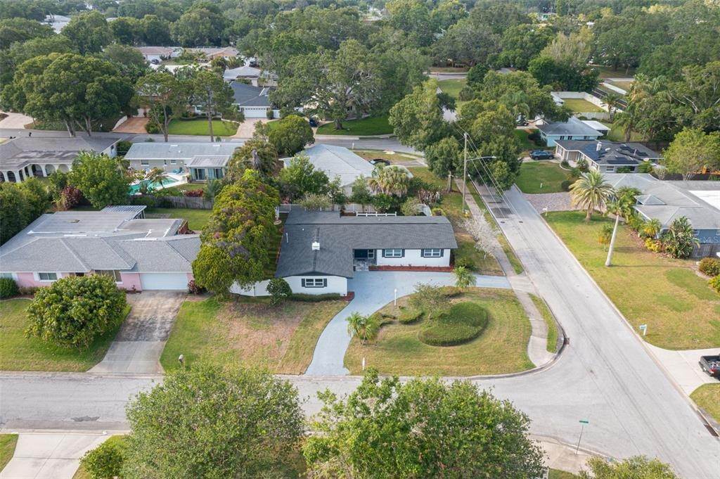 5. Single Family Homes for Sale at 2059 INDIAN AVENUE Belleair Bluffs, Florida 33770 United States