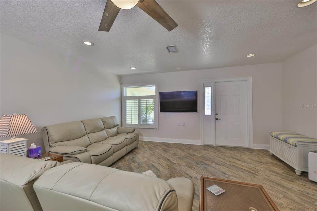 7. Single Family Homes for Sale at 1004 SAGO PALM WAY Apollo Beach, Florida 33572 United States