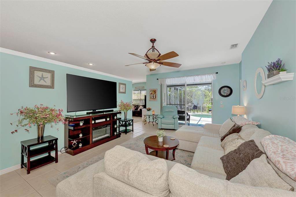 14. Single Family Homes for Sale at 241 FAREHAM DRIVE Venice, Florida 34293 United States