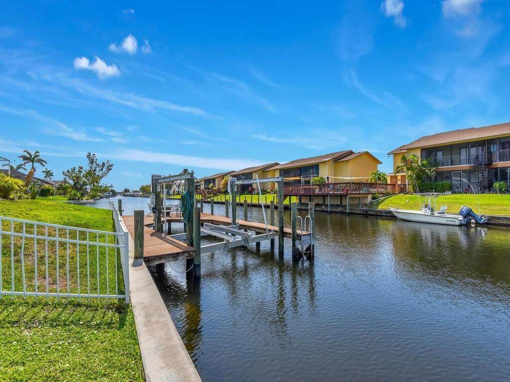 7. Single Family Homes for Sale at 4705 SW 5TH PLACE Cape Coral, Florida 33914 United States