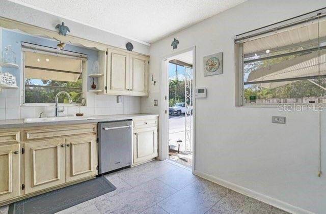 7. Single Family Homes for Sale at 1431 S PALMWAY Lake Worth, Florida 33460 United States