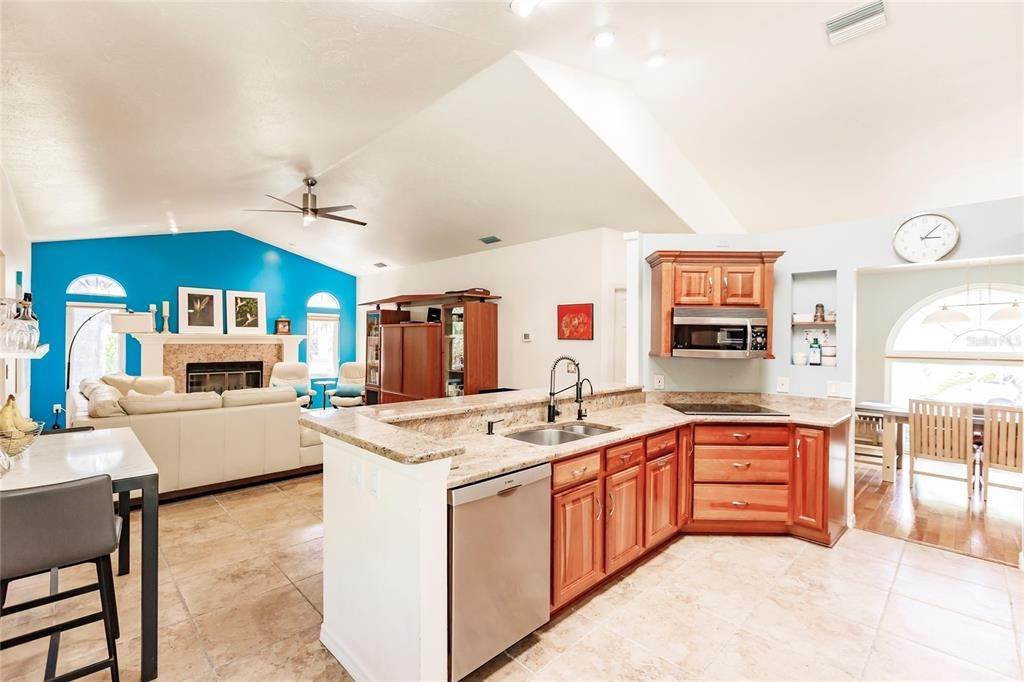 15. Single Family Homes for Sale at 826 HARROWOOD COURT Sarasota, Florida 34232 United States