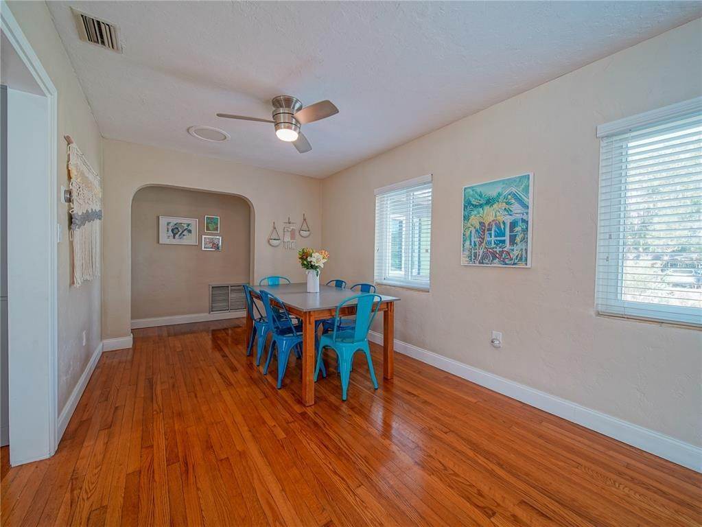 19. Single Family Homes for Sale at 1415 LIVE OAK STREET New Smyrna Beach, Florida 32168 United States