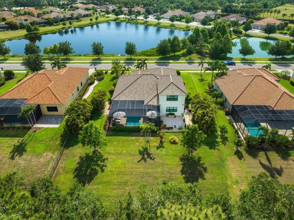 2. Single Family Homes for Sale at 8236 LARKSPUR CIRCLE Sarasota, Florida 34241 United States