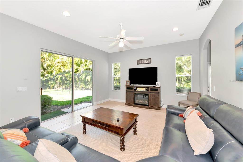 14. Single Family Homes for Sale at 2888 GRAZELAND DRIVE Sarasota, Florida 34240 United States