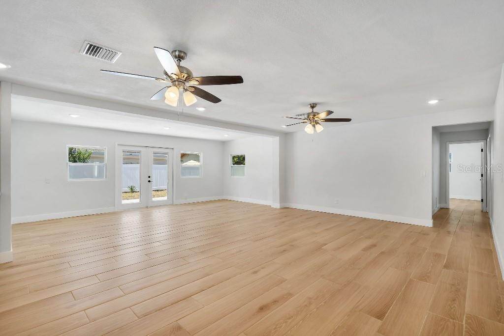 11. Single Family Homes for Sale at 2579 62ND AVENUE St. Petersburg, Florida 33712 United States